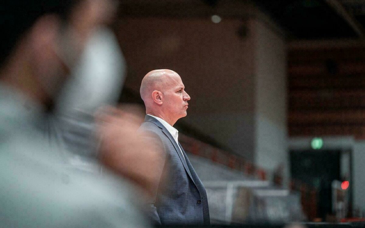 SOW s Oliver Würzburg Denis Wucherer kritischer Blick Coach Heimspiel Saison 20 21 SOW s Oliver Würzburg Denis Wucherer kritischer Blick Coach Heimspiel Saison 20 21